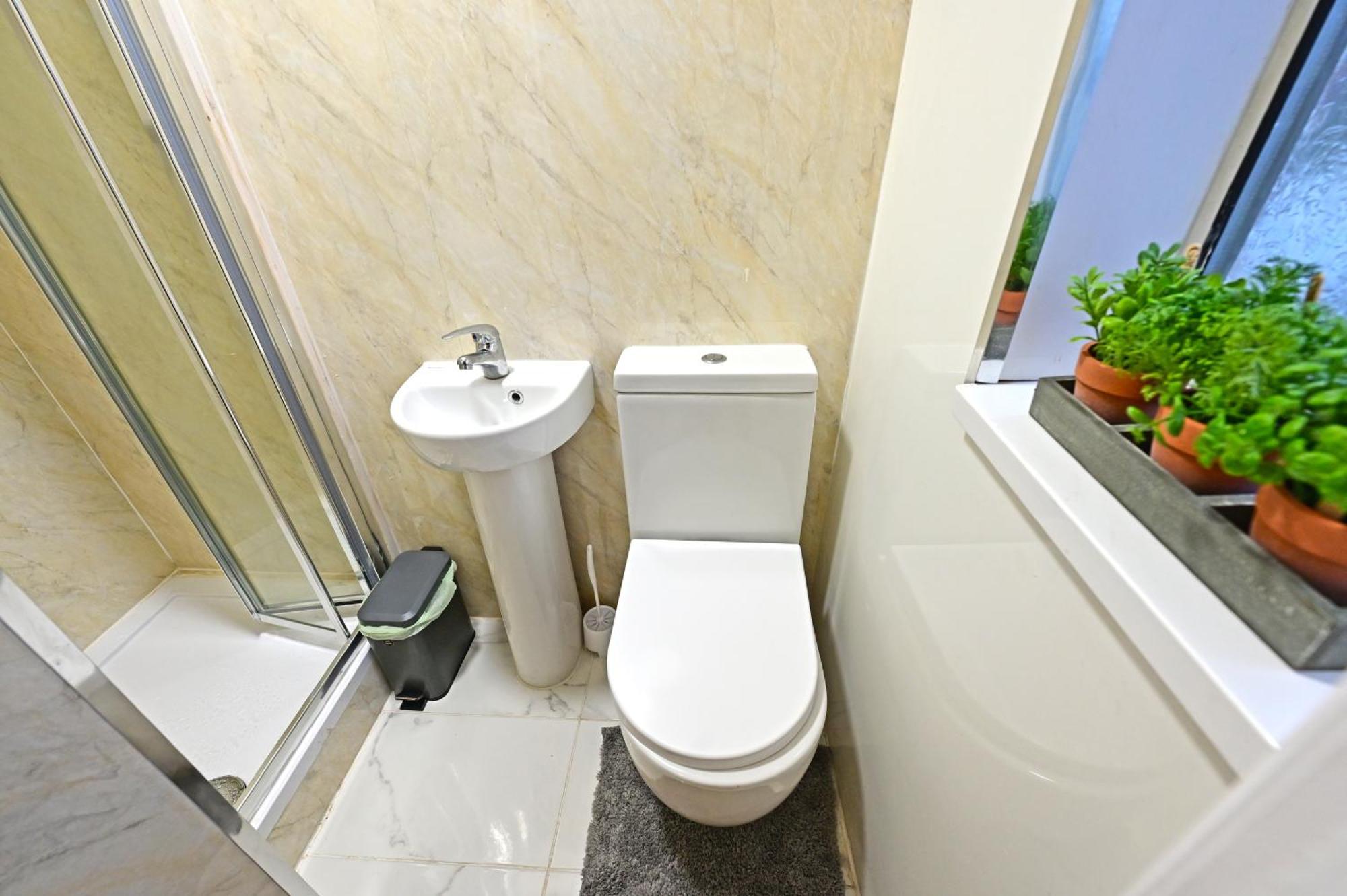 Exclusive Ensuite Escape Near The Mall Luton  Exterior photo