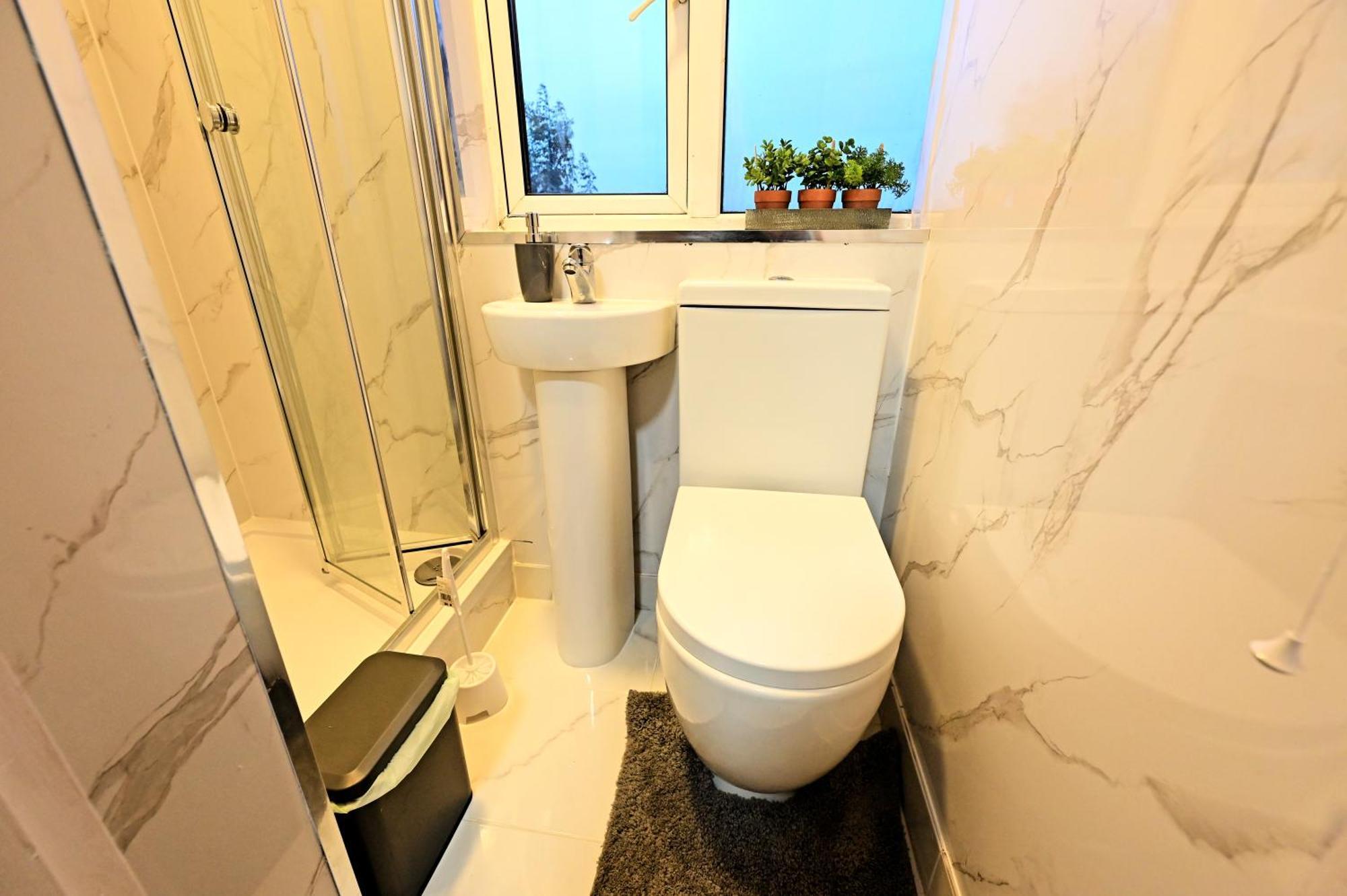 Exclusive Ensuite Escape Near The Mall Luton  Exterior photo